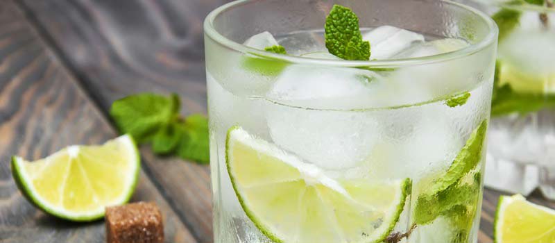 Yeşil Çay, Nane ve Misket Limonu Aromalı Su: Bu aromalı su yağ yakımı, sindirimi düzenleme, baş ağrılarından kurtulma, kabızlık ile savaşma ve nefesi tazeleme gibi konularda çok etkilidir. Kendinizi tazelemek için çok soğuk tüketebilirsiniz ve hatta daha iyi sonuçlar için boş mideye tüketilmesini ve gün boyunca birkaç bardak içilmesini öneriyoruz.