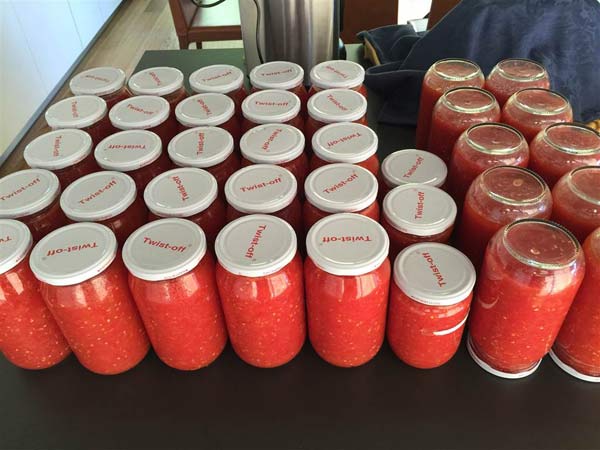 Soğuması için tezgahta balkonda bekleticez... Soğuyan kavanozlar düzeltilir ve depolanacağı yere yerleştirilir.