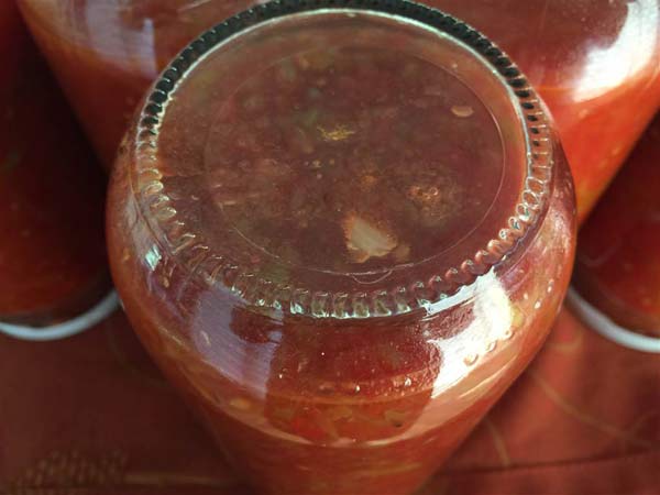 Bu da soğumaya bırakılmış menemen malzemesi. Bunlar da yemeklerde kullanılabilir mutlaka menemen yapılması gerekmez.