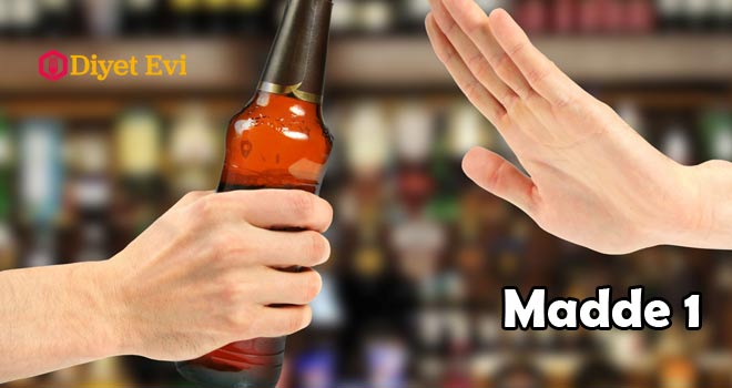 Alkol tüketimini azaltın ya da mümkünse komple bırakın: Alkollü içecekler kalori ve şeker açısından oldukça zengindir ve sağlıksızdır. Karaciğerinize tahribat yapar ve direk size kilo olarak geri döner. İçim miktarını azalttığınızda bile faydasını hemen göreceksiniz.