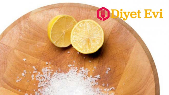 Kış ayları zor da olsa sona erdi artık yaz aylarının sıcak ve kavurucu dönemine girmiş bulunmaktayız. Haliyle sıcaklığa maruz kalan ayaklar kuruyor ve çatlıyor. Bunun çözümü olarak piyasada çok fazla pahalı ürünler kremler losyonlar ve taşlar bulunmakta. Tabi ki bütün bu yöntemler uzun ve zahmetli olmaktadır. Ayrıca kötü bir haberde bütün bunlar sadece zamanınızı almakla kalmıyor gösterdiği etkilerde beklentinizin altında kalıyor. Çözümü okumak için görsele tıklayın.