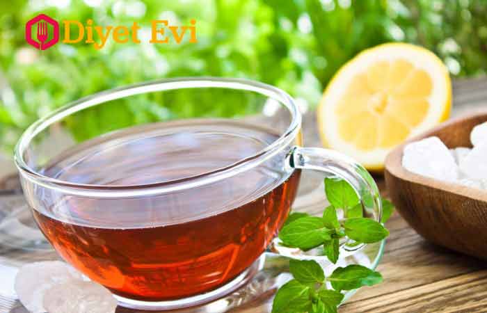 Yapılışı: Soğuk suda limonları iyiye yıkayın ve sıcak suyun içinde kabartma tozu ile beraber yaklaşık bir saat kadar bekletin. Maydanozları da iyice yıkadıktan sonra sapları ile beraber küçük küçük doğrayın, limonları da kabuğu ile beraber küçük küçük doğrayın ve hepsini karıştırın. İçine 3 litre su olan tenceremize bu malzemelerimizi ekleyelim ve 3 saat boyunca kısık ateşte kaynatalım.