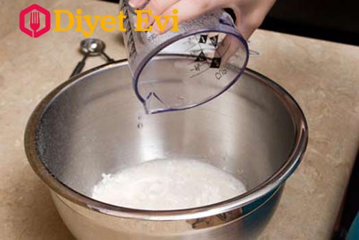 Ellerimize, yüzümüze bacaklarımıza her gün bakım yapıyoruz fakat gün boyunca sizi taşıyan, topuklu ayakkabıların bütün çilesini çeken ayaklarınıza gereken önemi veremeyenlerdenseniz size harika bir ayak bakım karışımı tarifi vereceğiz. Haberin devamı için resme tıklayın