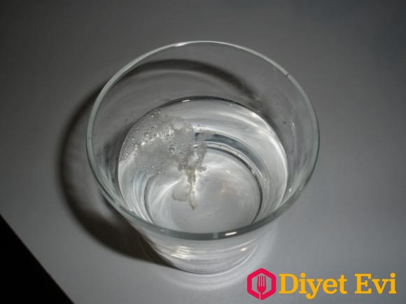Candida mantarları gıdalardan aldığınız sofra şekeriyle imal edilmiş ürünleri ve unlu mamülleri önce piruvat’a sonradan asetaldehid ve karbondioksit’e dönüştürür. Asetaldehid, hem karaciğer hem de mantar tarafından etil alkol’e dönüştürülür. Açığa çıkan karbondioksitin etkisiyle karnınızda şişkinlik ve sertlik oluşur.