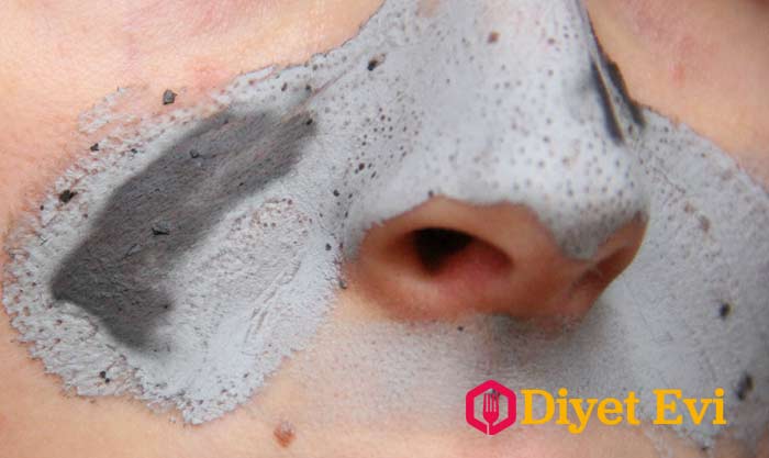 Çay tabağından biraz büyük bir kapta diş macunu ve tuzu güzelce karıştırın ve sorunlu bölgeye yuvarlak hareketler ile ovalayarak sürün. 5 dakika kadar kurumasını bekleyin ve daha sonra buz küplerini elinize alın, kurumuş macunun üzerinden tekrar yuvarlak hareketler ile masaja devam edin. Sonraki adıma geçmek için görsele tıklayın ve 4. fotoğrafa geçin.