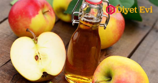 Elma Sirkesi: Elma sirkesi, ilaç özelliği taşıdığından ötürü, evde uyguladığımız tedavilerde en çok kullandığımız maddelerden biridir. Çok ucuz olması bir yana, siğilleri yok etmede çok güçlü bir etkisi vardır. Fakat, sirke siğile sebep olan virüsü öldürmez, elma sirkesinin asidik içeriği, siğilin çıkıntılı, etli kısmını yok etmek için etkilidir. İhtiyacınız olanlar: 2 yemek kaşığı elma sirkesi, Top şeklindeki makyaj pamuğu veya pamuklu bez. Ne Yapacağım? Pamuğu sirkeye batırın ve doğrudan siğile uygulayın. Gazlı bez ile sarıp, gece boyunca bu şekilde kalmasını sağlayın. Sabah gazlı bezi çıkarın ve en iyi sonuçları almak için tedaviyi her akşam uygulayın, 1 veya 2 hafta içinde sonuçları görmeye başlayacaksınız. Devam etmek için görsele tıklayın
