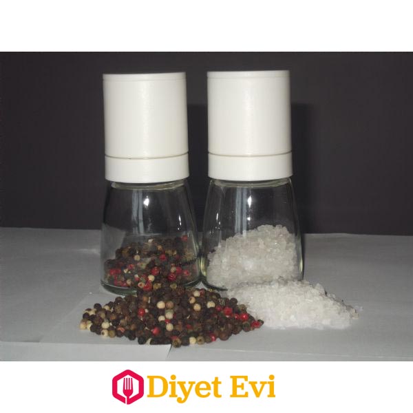 3- Tuz ve Karabiber Etkisi : Eğer şiddetli bir diş ağrısı çekiyor iseniz yapmanız gereken sadece tuz ve karabiberi kullanmak. Bu iki karışım mükemmel bir anti-bakteriyel özelliğe sahiptir. Bu ili malzemeyi kullanarak ev yapımı diş macunu yapabilirsiniz. Bu diş macununu yapmak için biraz su karabiber ve tuz yeterli. Eşit miktarda tuz ve karabiberi bir miktar su ile yoğurup macun kıvamına getirin. Daha sonra bu karışımı diş fırçanıza sürerek 2 dakika boyunca fırçalayın ve sonra bol su ile ağzınızı yıkayın.