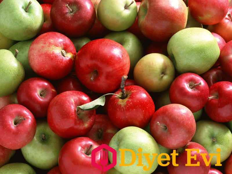 4-Akşam ve öğle yemeklerinden sonra kabuklarını soymadan (ancak iyice yıkayın) bir elma (kırmızı ya da yeşil fark etmez) yiyin. Vücudunuzun sağlıklı kalmasını sağlamak için bunu bir alışkanlık haline getirin. Elmanın kabuğu C vitamini yönünden çok zengindir. Elmanın kendisi ise vücudunuzun arınmasını ve ürik asitten doğal yollardan kurtulmasını sağlayan malik asit gibi “sağlıklı” asitler içerir. devam etmek için görsele tıklayın.