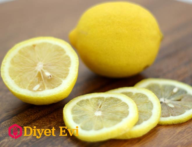 İşte yapmanız Gerekenler… Aldığınız limonun topuğunuz büyüklüğünde olduğuna emin olun. Limon tüm topuğunuzu kaplamalı. Ve bu limonu 2 eşit parçaya ayırın. Limon suyunu israf etmiyoruz .Bir güzel sıkarak sizin ve çocuklarınız için taze limonata yapıyoruz. Bu topuk çatlakları tedavisi için etken maddeler limonun kabuğunda bulunmakta. Bu yüzden kabuklarını atmıyoruz rendelemiyoruz. Limonun içindeki hamurumsu maddeyi çok sıkmadan kabuğunda bırakacak şekilde sıktığımıza emin isek topuğumuza koyma aşamasına geçebiliriz. Topuğunuzun tamamını kapsayacak şekilde koyduğumuza emin olduktan sonra ayağınızdaki limon garibinize gidebilir. Fakat bir süre sonra alışıyorsunuz. Galeriye devam etmek için görsele tıklayın.
