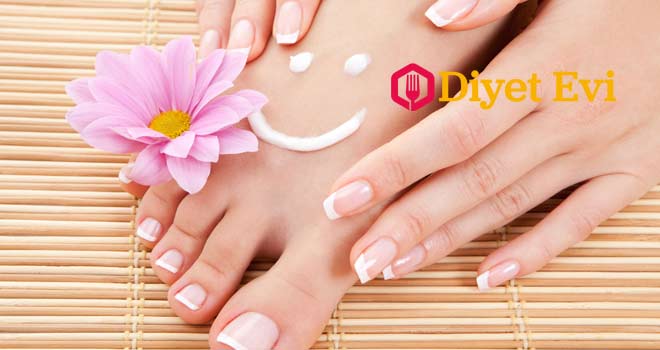 Yazın sandaletin içinde ayaklarınızın kusursuz görünmesi için hemen gerekli malzemeleri yazalım: 4 su bardağı süt, 2 paket kabartma tozu, leğen, havlu. Nasıl yapıldığını okumak için görsele tıklayın