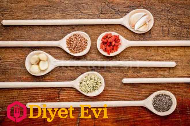 4-Ağrıyı kesmek için sarımsak ve karanfil : Doğal antioksidan olan sarımsak ile inanılmaz ağrı kesici yapabilirsiniz. 1 diş sarımsağı çiğnersek içindeki etken maddeler ağrıyı keserek rahatlamamızı sağlar. Ayrıca karanfil tozu ile 1 kaşık zeytin yağını karıştırıp üzerine sarımsak tozu döküp . Bu karışımı ağzımızda gezdirerek yutarsak doğal ağrı kesici elde etmiş oluruz.