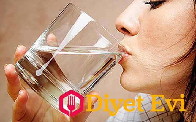 5-Her gün iki yemek kaşığı vişne suyu için. Vişne suyunun içeriğinde, vişneye kırmızı rengini veren ve ürik asidin vücuttan atılmasına yardımcı olan flavonoidler bulunur. Vücudunuzun ihtiyacı olan temel mineralleri almak ve sağlığınıza zarar veren toksin ve bakterilerden arınmak için günde en az 8 bardak su için. Böbrekleriniz düzgün şekilde çalışmak için bol miktarda suya ihtiyaç duyar. Galeriye devam etmek için görselin üzerine tıklayın.