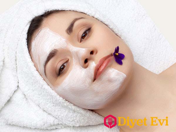 Karışımda kullandığımız tuz cildimizin üstüne peeling yapıyor ve ölü deri, siyah noktalar pul pul dökülüyor. Antibakteriyel özelliği ile deriye bakım yapıyor. Naneli diş macunu: Gözenekleri açarak siyah noktaların dışarı çıkmasına katkıda bulunuyor ayrıca nane esansı ile cildiniz ferahlıyor. Buz ise cildinizin sıkılaşmasını sağlıyor ve genç görünmenize yardımcı oluyor.