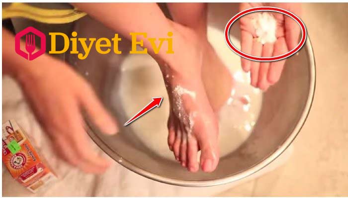 Malzemeleri temin ettiyseniz yapmanız gerekenleri anlatalım: Önce sıcak su ile ayaklarınızı yıkayın, Leğeni süt ile doldurun (sütün sıcaklığı ayaklarını ısıtacak kadar sıcak olmalıdır tahmini 25 derece), içine kabartma tozu ekleyin, 5-10 dakika kadar içinde kalan ayaklarınızı elinizle yavaş yavaş ovalayın. Sonunda ayaklarınızı ılık su ile durulayın ve ayak kremi uygulayın. Devam etmek için görsele tıklayın