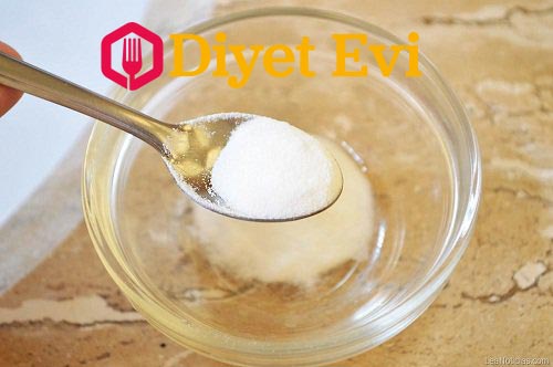 6-En az iki ayda bir tüm vücudunuz için detoks uygulayın. Bu detoks, vücudunuzda ürik asitten dolayı oluşan kristallerden kurtulmanıza yardımcı olur. Yarım yemek kaşığı karbonat ile 250 ml suyu karıştırın ve bunu gün boyunca sekize bölerek için. Yüksek tansiyon ve böbrek rahatsızlığı olanlar için ise bunun uygulanması tavsiye edilmez.Enginar ile tedavi için görselin üzerine tıklayın.