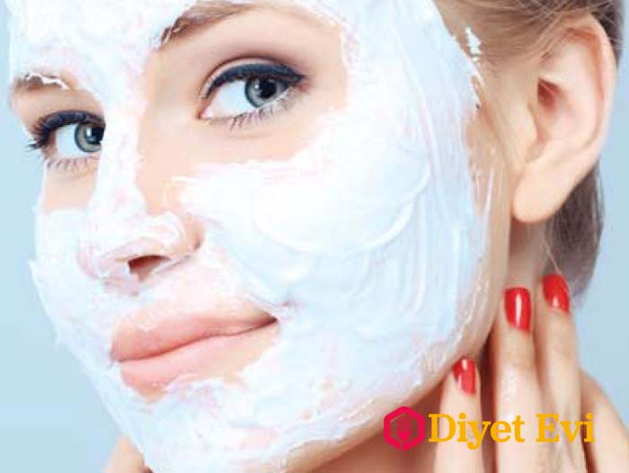 Son olarak bir uyarıda bulunmak istiyoruz: Buz cildinizin biraz kızarmasına sebep olabilir, korkacak bir durum yoktur, 2-3 dakika sonra kendiliğinden kaybolacaktır. Lütfen bu haberimizi paylaşarak daha fazla insanın okumasını sağlayın.