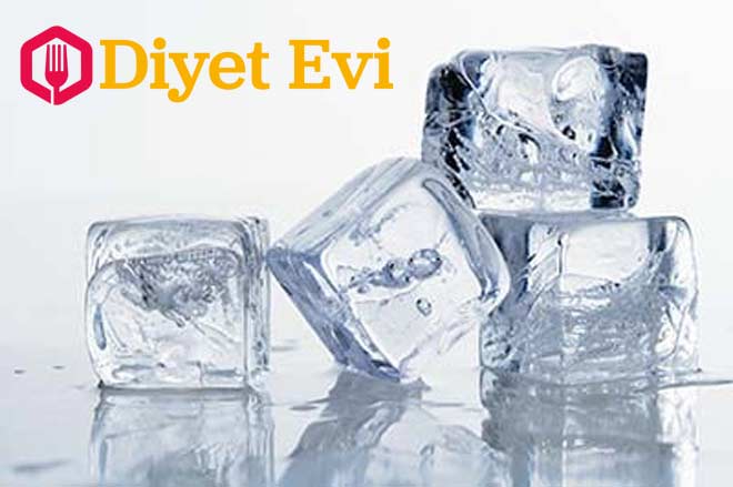 6- Buz küpleri : Buz küpleri ile diş ağrınızı hafifletebilirsiniz. Öncelikle buzları kırarak küçük parçalar haline getirmeniz gerekmektedir. Akabinde bu buz parçalarını poşete koyarak yanaklarınıza bastırın. Bir kısım buzları da ağız içine koyabilirsiniz. Soğukluk ile ağrı reseptörleri uyuşacak ve ağrınız azalacaktır.