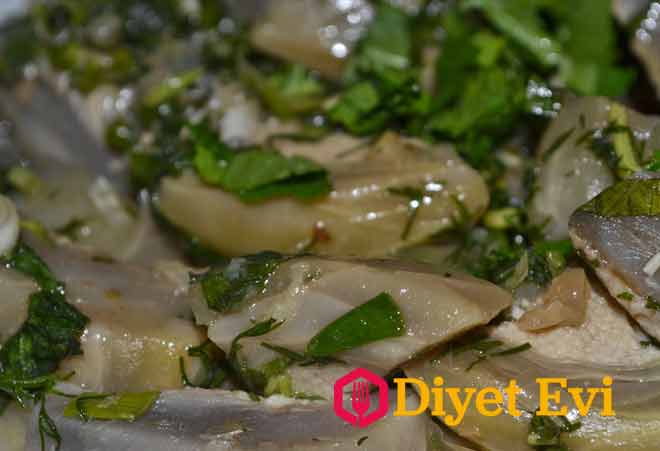 7-Bol bol enginar yiyin. Bu sebzenin, ürik asitten doğal yollardan kurtulmanızı sağlayan idrar sökücü etkileri harikadır. Enginarın tadına varmak için birçok tarif vardır, ancak en iyisi kaynatarak yemek ve kaynattığınız suyu da daha sonra içmektir. Ürik asitten kurtulmanızı sağlayan çeşitli yiyeceklerin arasında, vücudunuzu arındırıp birçok hastalığı engelleyen soğan da vardır. Soyulmuş ve büyük dilimler halinde doğranmış iki soğanı kaynatın. İçine limon suyu ekleyip günde bir iki bardak için. Çilek ve çilek yapraklarından çay ile tedavi için görsele tıklayın.