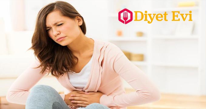 Sindirim sürecini kolaylaştırır: Bu güçlü baharat safra kesesini uyarır ve bu sayede şişkinlik ve gazı azaltır. Zerdeçal barsak iltihabı tedavisinde çok yararlı olabilir. Eğer safra kesesi hastalığından muzdaripseniz , o zaman bir besin takviyesi olarak zerdeçal kullanabilirsiniz. Karaciğeri temizler: Bu inanılmaz ve güçlü baharat aynı zamanda doğal bir karaciğer temizleyicidir. Zerdeçal vücuttaki kan dolaşımını düzenler. Yani detoks yapıyorseniz kesinlikle bu baharatı diyet listenize eklemelisiniz.Galeriye devam etmek için görsele tıklayın ve bir sonraki fotoğrafa geçin.