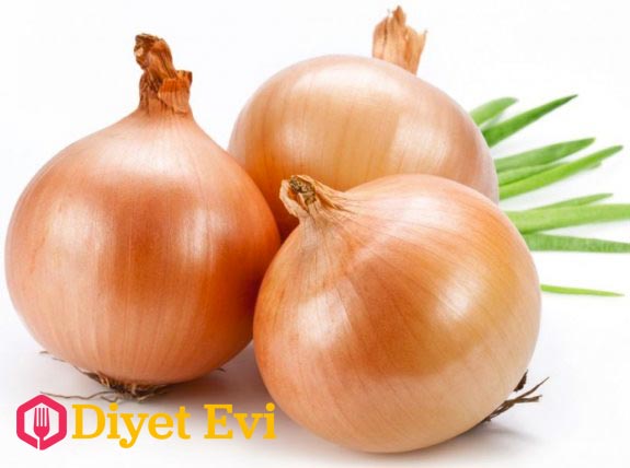 7-Soğan halkaları ile ağrı kesici : Soğan güçlü bir antiseptik özelliğe sahip sebzedir. Diş ağrılarını dindirmek için ve rahatlamak için bu sebzeyi kullanabilirsiniz. Ağrıyan tarafınıza doğru soğan halkalarını çiğneyerek birkaç dakika içinde etkisini göreceksiniz.