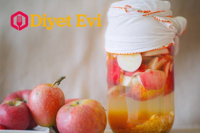 9-Salatalarınızı tatlandırmak ve zenginleştirmek için elma sirkesi kullanın. Yapılan birçok çalışmaya göre, elma sirkesinin içeriğindeki asetik asit ve potasyum vücuttaki ürik asit seviyesini düşürmektedir. Yemeklere eklemenizin haricinde, iki yemek kaşığı elma sirkesini bir bardak soğuk suyun içerisine katarak günde iki defa içebilirsiniz.