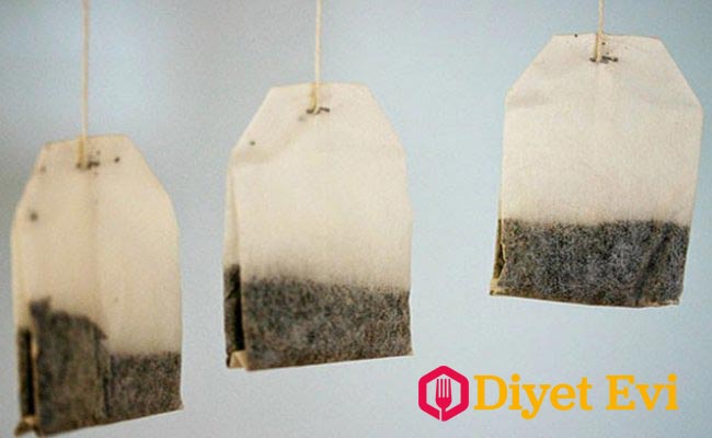 9- Çay poşetleri : Eğer dişleriniz ağrıyor ve diş etleriniz şişmiş ise çözümü çok değişik bir üründen geliyor. Hazır poşet çayları diş eti şişkinliğinizi gidermek için kullanabilirsiniz. Öncelikle çay poşetini buzlukta yarım saat bekletin ve çıkarır çıkarmaz ağzınızda ağrıyan bölgeye bastırın. Çay poşetinin kuru ve ıslaklığı emici yapısı ile diş etinizde ki iltihaplı bölge ile direk etki içine girecektir.