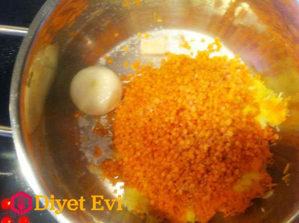 İstenmeyen tüyler için patates suyu ve kırmızı mercimek maskesi: 2-3 patatesi ve kırmızı mercimeği akşamdan suda bekletin. Sabah üzerine 4 yemek kaşığı limon suyu ve bir yemek kaşığı bal ekleyin. Tüm malzemeleri karıştırın ve yüzünüze uygulayın. Kuruduktan sonra yavaşça çıkartın ve masaj yapın. Bal ve limonlu yüz maskesini okumak için görsele tıklayın.