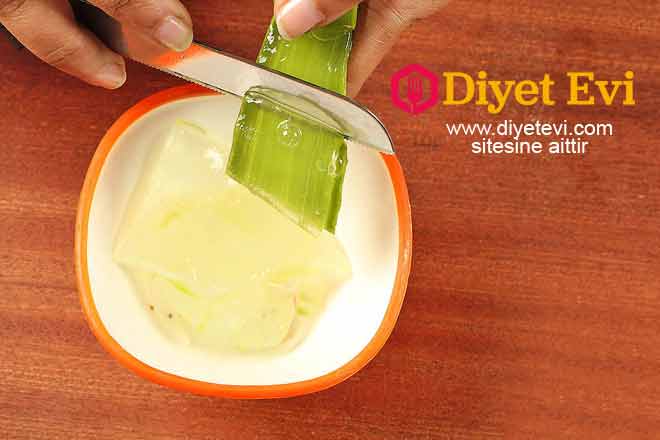 Kabızlıkla savaşmak : Aloe vera suyunun kabızlıkla savaşırken yardımcı olan laksatif bir etkisi bulunur. Aç karna bir bardak aloe vera suyu içmek hazmı ve bağırsak hareketini kolaylaştıracaktır. Bağırsak sorunları : Aloe vera suyu ayrıca bağırsak ve ülser düzenleyicisi görevi gördüğünden hassas bağırsak sendromu gibi mide bağırsak sorunlarıyla da savaşmak için kullanılır.Okumaya devam etmek için görsele tıklayın ve 3. fotoğrafa geçin.