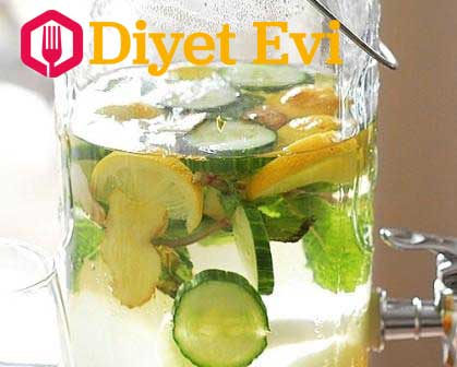 Geniş bir kavanoza bu karışımı boşaltıp buzdolabında 1 gece bekletin. Bu karışımı içmenin saati zamanı sayısı yok. Canınız ne kadar istiyorsa içebilirsiniz. Susadıkça yada ferahlamak istediğiniz her zaman içebilirsiniz. Diğer karışımlar gibi hiçbir katı kuralı yok…