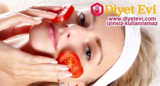 Akne genellikle strese bağlı olup hormonal dengesizlik, kötü beslenme, hijyenik tutamama ve yağlı beslenme sonucu çıkar. Bu vaka genelde yüz olmak üzere boyun sırt ve göğüste de görünür. Mevcut pek çok ticari ilaç arasından seçim yapmak çok zordur. Aralarında en pahalılarının bile bir işe yaramadığı durumlar olabilir. Ayrıca hap şeklinde alınan ilaçların başta karaciğer olmak üzere bir çok yan etkisi bulunmaktadır. Fakat domates suyu kürü tedavisinde sağlığımız açısından hiçbir yan etki bulunmamakta ve doğal bir tedavi yöntemi olarak bütçeniz içinde çok ekonomiktir. 3. görsele geçmek için fotoğrafa tıklamanız yeterli...Okumaya devam edin.