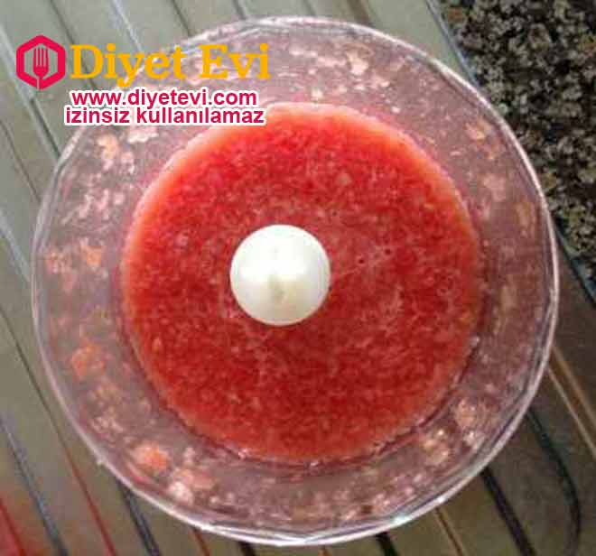 Domates doğal asitleri sayesinde deride yağların doğal dengesini geri getirir. Domates yumuşak ve pürüzsüz bırakarak cildi nemlendirir. Cildi besleyen A,C,K,E,B1,B2,B3 ve B6 vitaminleri içeren domanes gözenekleri temizler. Domates ayrıca demir, potasyum ve genel yara ve yaradan ötürü oluşan izleri gidermeye yardımcı cildi destekleyen besinler bakımından zengindir. Akne tedavisi nasıl yapılır öğrenmek için görsele tıklayın.