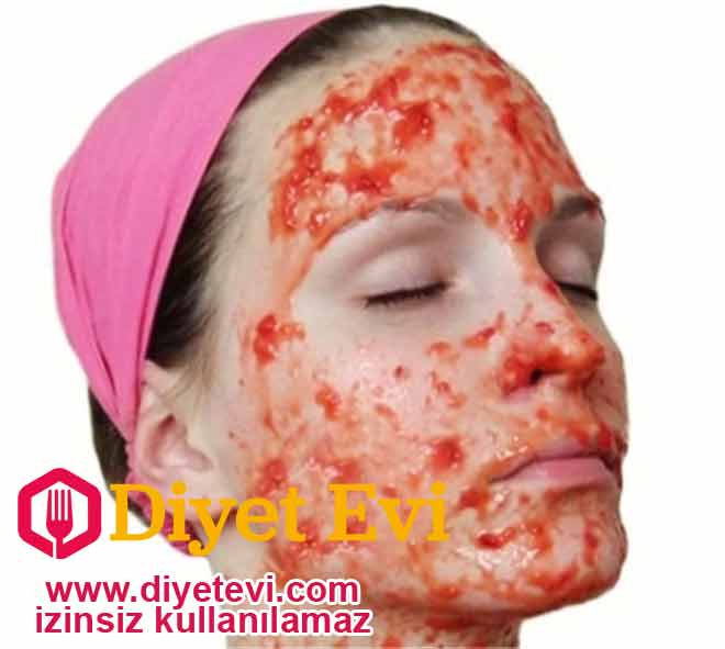 Hazırlık: Bu maskeyi hazırlamak için öncelikle blendır içine bir domates koyun ve benzersiz bir macun elde edene kadar karıştırmaya devam edin. Sonra cildinize bu macun kıvamındaki hamuru uygulayın. 15-20 dakika bu şekilde bekleyin. Daha sonra bu kıvamı soğuk su ile temizleninceye kadar yıkayın. Hafifçe ovalayarak yüzünüzü yıkayın. Sonra havlu peçete ile kurulayın. Bu işlemi her gün yapın etkini görmeye başlayınca işlemi yapmaya devam edin. Daha geniş yüzeyler için ( örneğin sırtınız ) taze domatesi ikiye bölüp sürebilirsiniz. Okumaya devam edin
