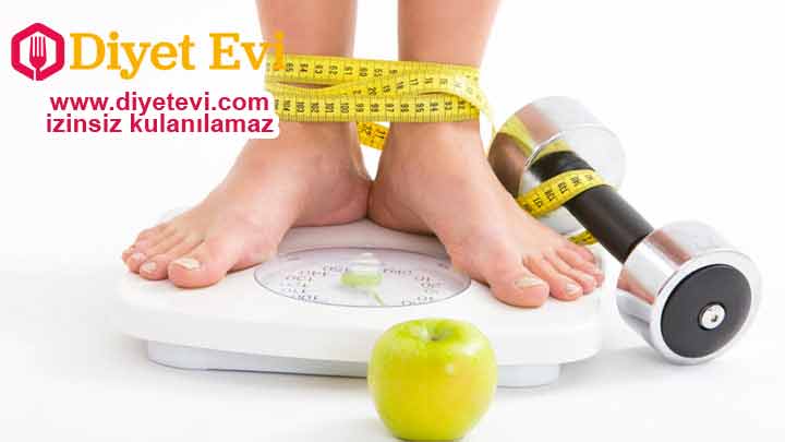 Kilo vermeye yardımcı : Elma sirkesinde bulunan asetik asit açlık hissini ve su kaybını azaltıyor. Elma sirkesi aynı zamanda yağ yakımına yardımcı oluyor. Salatalarınıza iki kaşık ekleyerek elma sirkesini hayatınıza dahil edebilirsiniz. Boğaz ağrısına iyi gelir: Virüs karşıtı ve antibakteriyel özelliğiyle boğaz ağrısında kullanılır. Elma sirkesiyle gargara yaparak ağrıyı hafifletebilirsiniz. Okumaya devam etmek için fotoğrafa tıklayın.