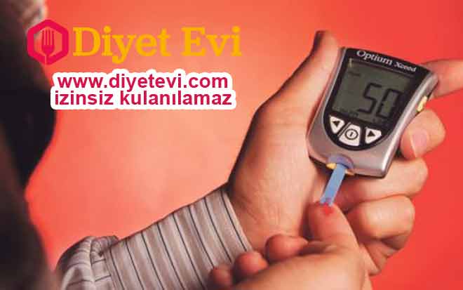 Hazımsızlığa iyi gelir: Küçük bir bardak ılık suya bir kaşık bal ve bir kaşık elma sirkesi karıştırıp akşam yemeğinden yarım saat önce için. Kan şekerini dengeler: Elma sirkesi şekerin kan dolaşımına karışmasını yavaşlatarak kan şekerini dengeler, glikoz seviyesini düşürür. Yatmadan önce iki kaşık almanız yeterli.Okumaya devam etmek için fotoğrafa tıklayın.