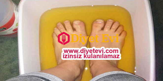 Ve geldik elma sirkesinin en önemli faydasına: Gün boyu vücudunuzun yükünü çeken ayaklarınız akşam ılık suya dökeceğiniz elma sirkesi ile yenilenecektir. Vücutta biriken fazla su ve ödem ayaklarınızdan atılacak, bunun yanında vücuda zararlı toksinler de ayaklarınızdan çıkacak ve suda birikecektir. Ayakta oluşan mantar ve kötü kokulardan ayaklarınız arınacak sağlıklı ayaklara kavuşacaksınız.Okumaya devam etmek için fotoğrafa tıklayın.