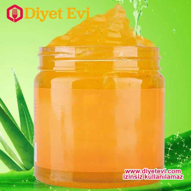 Shea yağı masajı: Shea yağı içerdiği E vitamini ile cilt dokularınızı sıklaştıracak ve göğüsleriniz sıkı hale getirecektir. Shea yağını 10-15 dakika boyunca gçğüslerinize yuvarlak daireler çizerek masaj uygulayın. 10 dakika kadar bekletin ve bu sefer ılık su ile durulayın. Haftada 3-4 kere bu işlemi tekrarlamanız gerekir. Aloe Vera masajı için görsele tıklayın ve 7. fotoğrafa geçin.