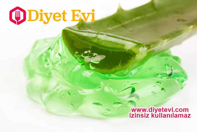 Aloe Vera jeli ile masaj: 10 dakika boyunca Aloe Vera jeli göğsünüze sürün ve 10 dakika bekleyin, daha sonra yine ılık su ile durulayın. Haftada 3-4 kere uygulayın bu işlemi. Hazırlanışı: Bir çay kaşığı Aloe Vera jeline 1 tatlı kaşığı mayonez ekleyin, bir tatlı kaşığı bal da ilave ederek iyice karıştırın. Ilık su ile duruladıktan sonra soğuk su ile de iyice temizleyin. Son olarak nar ile göğüs dikleştirme yöntemini okumak için görsele tıklayın ve son fotoğrafımıza geçin.