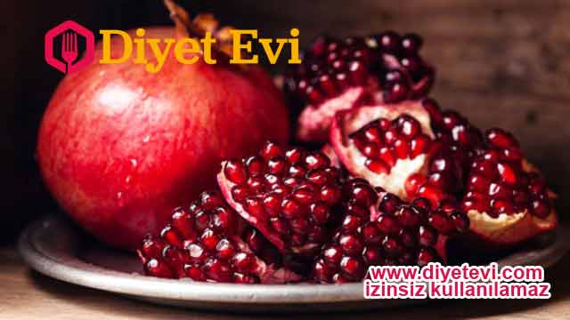 Nar ile göğüs dikleştirme: Nar anti-aging gıda olarak kabul edilir ve oldukça etkili bir meyvedir. Meme sarkmasını engeller. Nar çekirdeğinden elde edilen yağ göğüslerin daha güçlü olmasını sağlar. Nar tanelerini sıcak hardal yağı ile iyice öğütüp hamur haline getirin. Bu hamuru gece yatmadan önce göğüslerinize 5-10 dakika kadar uygulayın ve 10 dakika bekleyin. Bu işlemi 2-3 günde bir tekrarlayın. Cerrahi operasyonlara gerek kalmadan göğüs dikleştirme yöntemlerini sizin için sıraladık, içlerinden size kolay geleni uygulayabilirsiniz. Bu haberi sosyal medya hesaplarınızda paylaşarak daha fazla insana ulaşmasını sağlayabilirsiniz. Bu haber www.diyetevi.com sitesine aittir. İzinsiz ve aktif link verilmeden kullanılamaz.