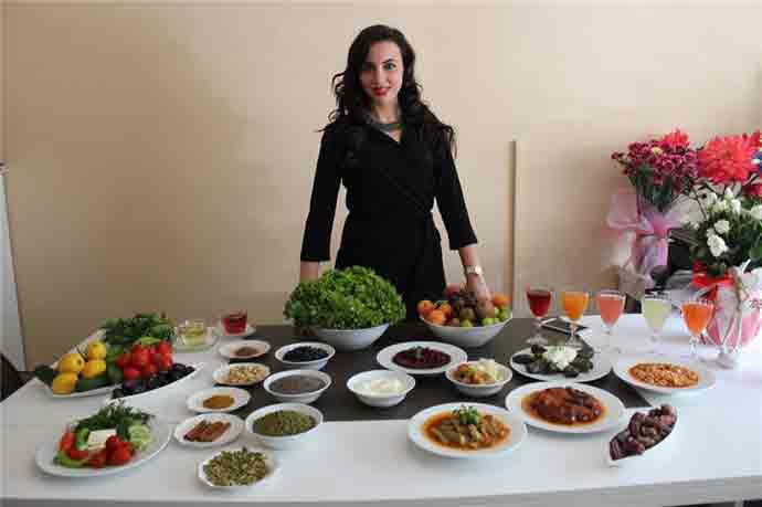 Ramazan’da üç temel problemden bahseden Zünbülcan, “Ağız kokusu, sindirim ve halsizlik. Bu üç problemin üçüne birden çözüm olabilecek altın niteliğinde Ramazanın gözdesi olan bir bitki var; kaküle.