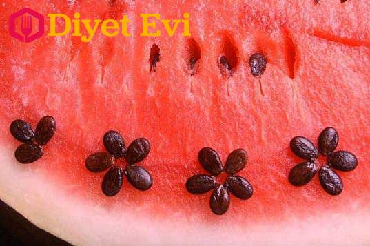 Saç ve deri bakımı içinde birebirdir. İçerdiği amino asitler ile karpuz çekirdeklerini kaynattığınız su ile saç derinize masaj yaparak yıkarsanız daha sağlıklı saçlara ve daha ışıltılı saç tellerine kavuşursunuz. Okumaya devam etmek için görsele tıklayın ve diğer fotoğrafa geçin.