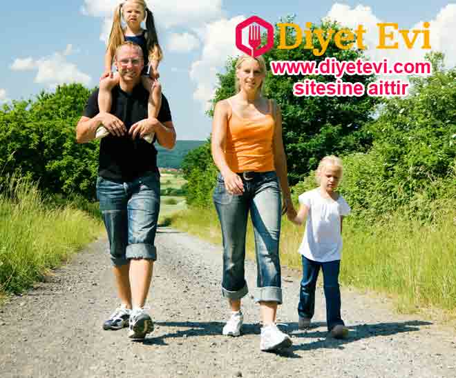 Her gün yarım saat için yürüyüşe çıkın: Rahat kıyafetler giyin, spor ayakkabılarınızı ayağınıza geçirin ve yürüyüşe çıkın. Bu bir zorunluluk veya egzersiz olarak hissettirmemeli size: bunun vücudunuza mola verdirdiğini ve zihninizi rahatlattığını düşünün.Bu nazik ve düzenli hareket dolaşım sisteminize iyi gelecek, damarlarınıza ve arterlerinize oksijen gidişini arttıracak ve onlara elastikiyet sağlayacak. Bu şekilde birkaç hafta içinde bacaklarınızın daha hafif ve daha dinlenmiş olduğunu göreceksiniz. Beslenme düzeninize de dikkat eder, sağlıklı bir kilo seviyesine ulaşacak, tuzaklardan uzak duracak ve hareketsiz bir yaşam tarzına hayır demiş olacaksınız. Yapacağınız bu minik değişiklikler size ödemle ilgili olan bütün sıkıntılarınızı unutturacak.