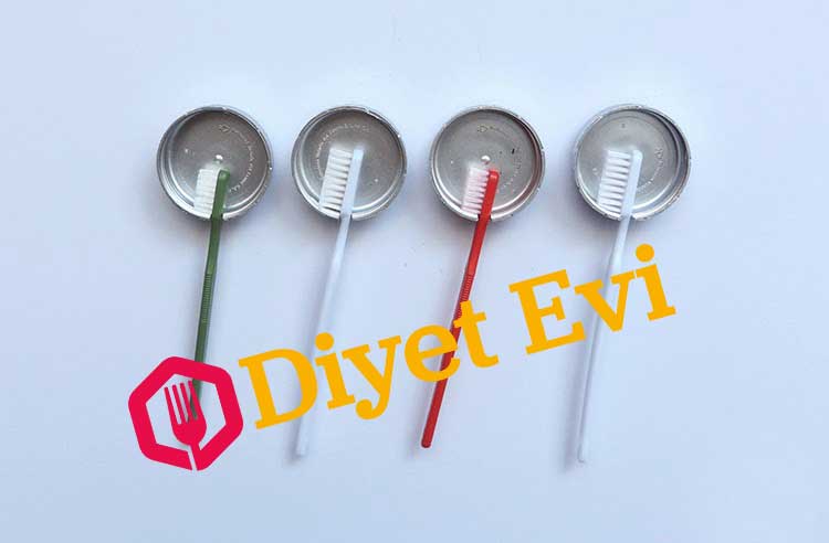 Diğer cırtcırtı da duvara banyada lavabonun yanına yapıştırın.