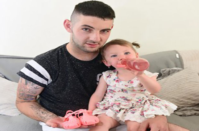 Daily Mail'in haberine göre; Sandaletleri giydikten yarım saat sonra ayağı kanlar içinde kalan Esmé'nin annesi Lisa Conner, ebeveynleri sosyal medyadan bu tip ayakkabılara karşı uyardı.