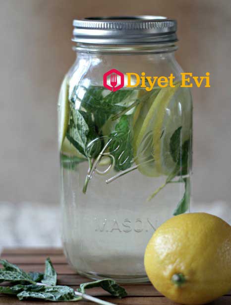 Hazırlanışı: Yabancı maddelerinden temizlemek için karbonatlı su ile limonları bir kaseye koyup kaynatın ve sonrasında da soğumaya bırakın.Ayrı bir kaseye karbonatlı su ile yıkanmış limonları dilim dilim doğrayın ve gene üzerine elinizle parça parça yaptığınız maydanozları ekleyin. Bu karışımın üzerine 2 litre suyu ekleyin. Okumaya devam etmek için görsele tıklayın ve 4. fotoğrafa geçin.