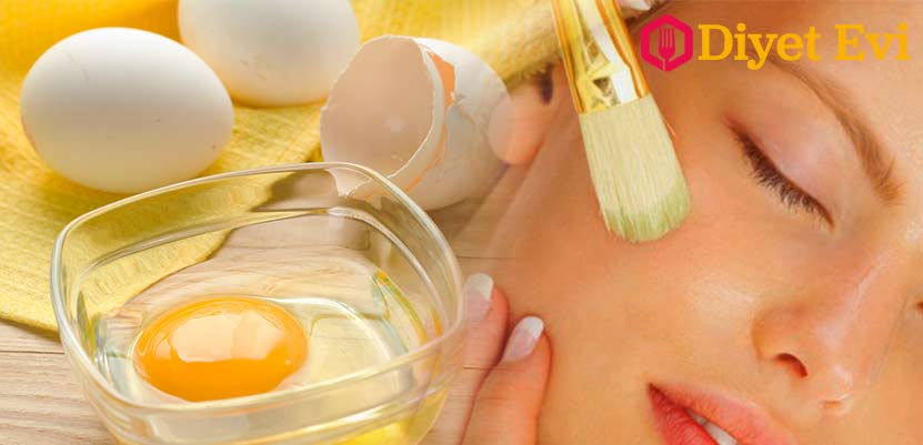Malzemeler: Bir yumurta akı ve bir tuvalet kağıdı ya da peçete. Yapılışı: Yumurtayı sarısından ayırın ve kalan akını iyice çırpın. Ağız, burun ve gözlerinize gelmeyecek şekilde peçetede delikler açın ve yüzünüze uygulamaya hazır hale getirin. Daha sonra fırça yardımı ile yumurta akını yüzünüze koyduğunuz peçeteye sürün. Devamını okumak için diğer fotoğrafa geçelim...