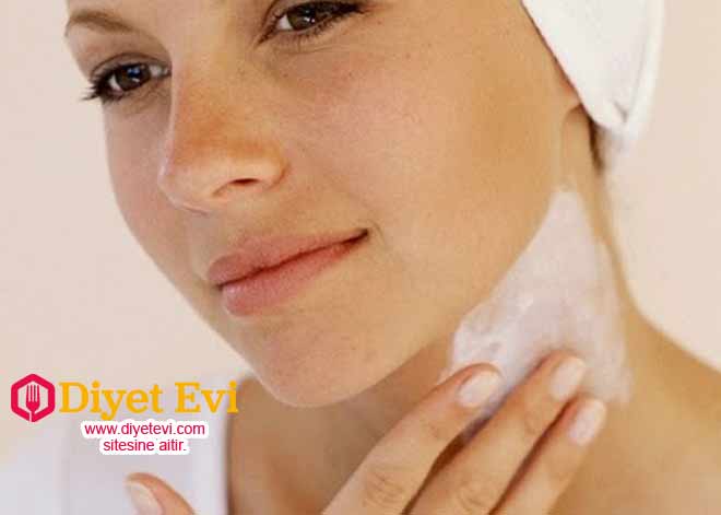 Herkes sarımsağın ne kadar sağlıklı bir besin olduğunu biliyor. Antioksidan ve doğal antibiyotik olan sarımsak bolca tüketilmeli. Peki sarımsağın senin en büyük sorunun olan yüz ve boyun bölgesindeki kırışıklarını kaldırabildiğini biliyor muydun ? Tarifi okumak için görsele tıklayın ve 3. fotoğrafa geçin.