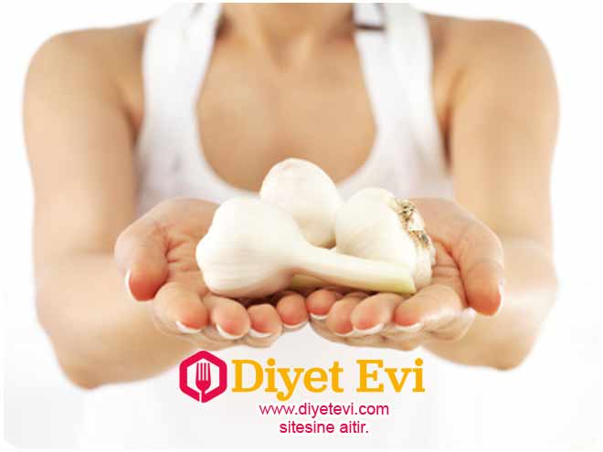 Önce yüzünüzü yıkayarak iyicene temizleyin. Sonra temiz cilde yaptığınız karışımı maske şeklinde sürün ve kurumasını bekleyin.Kil kuruduktan sonra yarım saat boyunca bekleyin. Böylece etken maddeler derinize nüfus edecektir. Daha sonra ışık su ile yüzünüzü bir güzel yıkayın. İlk aşamayı uyguladıktan sonra daha çok etkisini gösterecek ikinci aşamaya geçebilirsiniz. Bu aşamada gece yatmadan önce yastığınızın üzerine bir astar geçirin ve ilk aşamadığı adımları tekrar uygulayarak yüzünüzde maske ile uyuyun. Sabah uyanır uyanmaz tekrar ılık su ile yüzünüzü iyice yıkayın. Devamı için görsele tıklayın ve 5. fotoğrafa geçin.