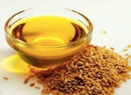 Susam Yağı : Selülitleri giderici etkisi ile zaten bilinen susam yağı aynı zamanda selülit sonrası deforme olan deriyi sıkıştırıcı özelliği ile diğer yağlardan farklıdır. Günlük belirlenen saatlerde hassas bölgeye 15 dakika boyunca masaj yapacak şekilde uygulayın. 1 saat bekledikten sonra vücuttan arındırın. Birkaç ay düzenli şekilde kullanılan susam yağı ile selülitli bölgedeki gözle görülür iyileşmeden memnun kalacaksınız. Bir sonraki yağ için görsele tıklayınız...