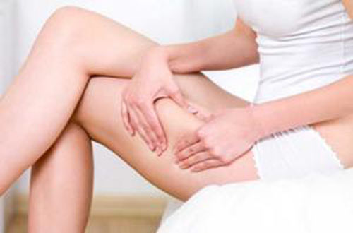 Ayrıca size selülit maskesi tarifi de verelim. Malzemeler: 20 adet aspirin, 10 tane limon suyu, Limon suyu ölçüsünde susam yağı....Hazırlanışı: 10 tane limon sıkılarak suyu bir kasenin içine alınır. Aynı ölçüde susam yağı limon suyunun içine eklenir. 20 tane aspirin havanda dövülerek toz haline getirilir ve limon suyunun üzerine ilave eklenerek karıştırılır. Hazırlanan karışım selülit bulunan bölgelere masaj yapılarak sürülür. Yaklaşık 10-15 dakika bekletilerek yine masaj hareketleriyle yıkanır. Haftada 2 defa uygulanabilir.