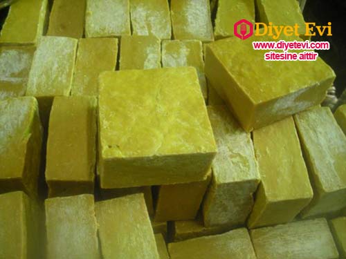 Bıttım sabununu yalnızca saç için değil normal yaşamınızda da rahatlıkla kullanabilirsiniz. Sivilceleri tamamen yok eder ve sivilce oluşumunu önleyicidir. Ayrıca egzama, mantar vs. deri hastalıklarında da faydalı olduğundan bahsetmiştik.